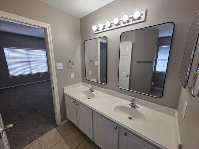 Building Photo - 94 N Burberry Park