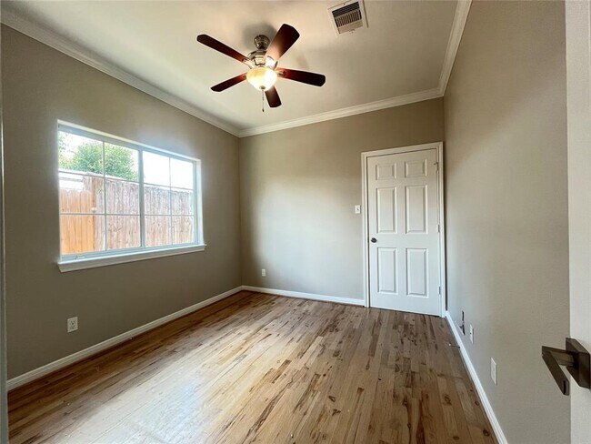 Building Photo - 6430 Skyview Dr