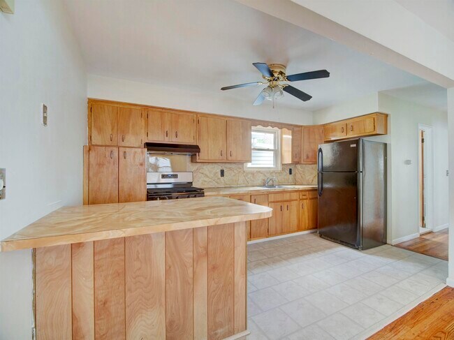 Building Photo - 404 46th St