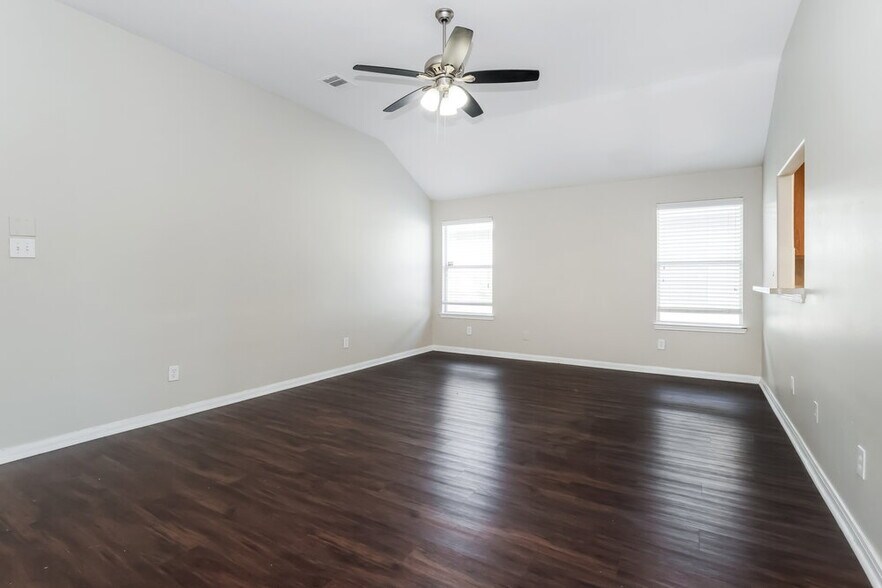 Building Photo - 4018 Falvel Shadow Creek Dr