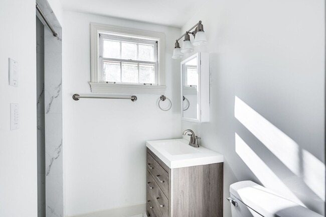 Building Photo - Fantastic renovated 5BE/4BA family home on beautiful oversized private Lot in the heart of Belle ...