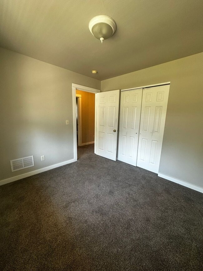 Building Photo - Beautiful 3 Bedroom Home- Centrally Locate...