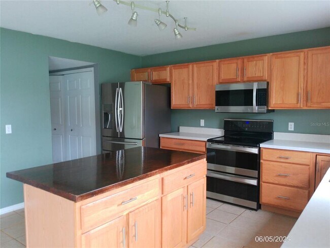 Building Photo - 200 Fish Hawk Dr
