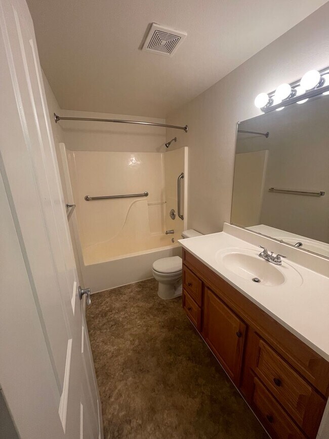 Building Photo - Convieniently located charming three bedroom duplex with modern updates!