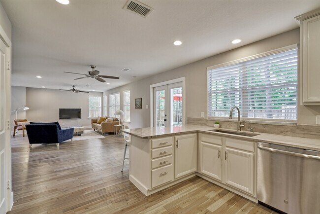 Building Photo - 38 E Gaslight Pl