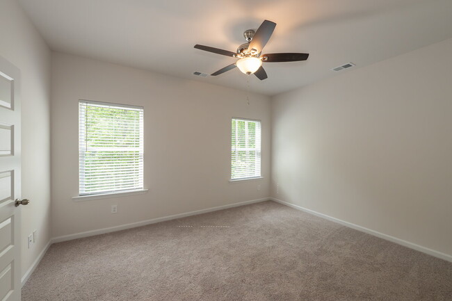 Building Photo - "Spacious 4-Bedroom Retreat with 3.5 Baths...