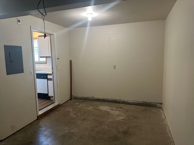 Building Photo - Freshly updated 3 bedroom 2 bathroom duple...