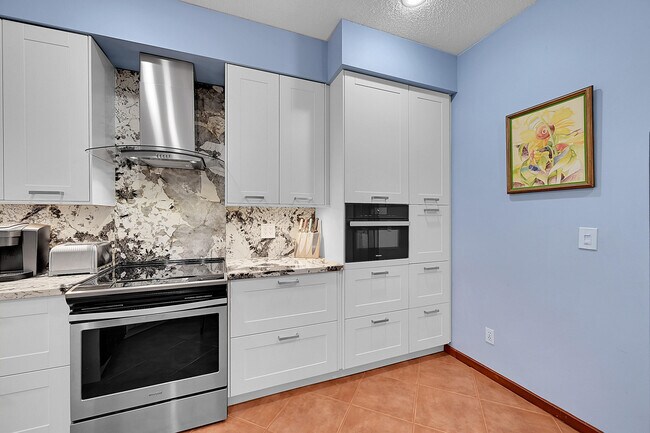 Building Photo - 2922 Port Royale Ln S