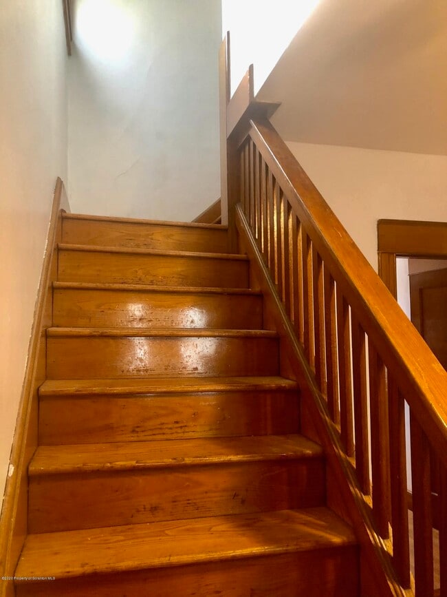 Building Photo - 504 School St