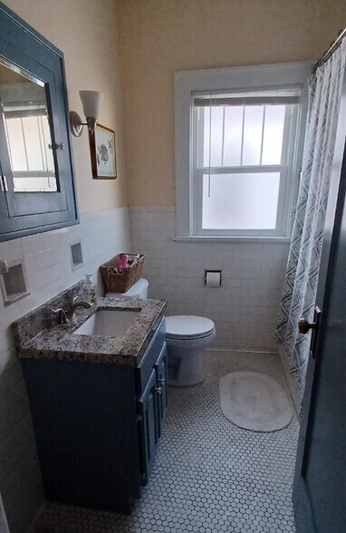 Bath w Tub & Shower - 304 Wellington Rd