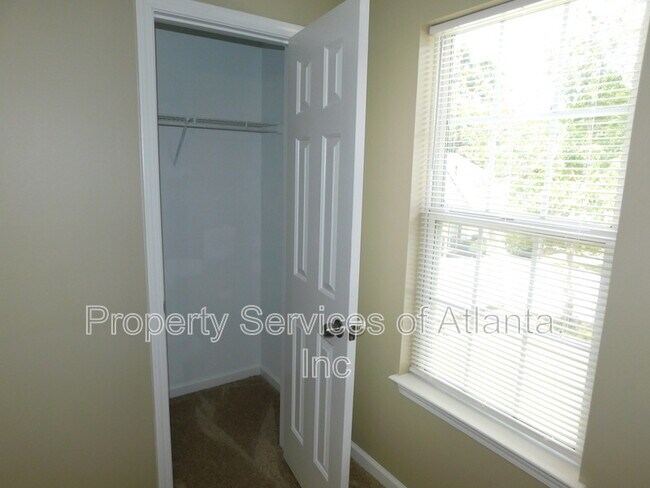 Building Photo - 202 Woodland Way
