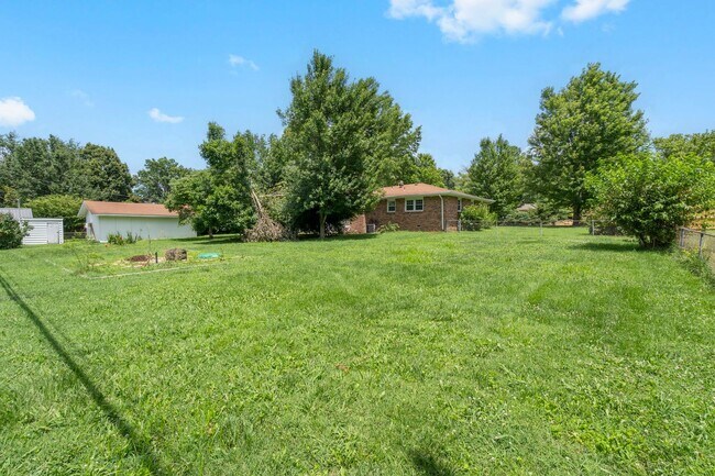 Building Photo - 3 Bedroom 2 Bathroom Springfield, MO