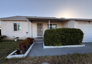 Building Photo - 8453 Hazeltine Ave