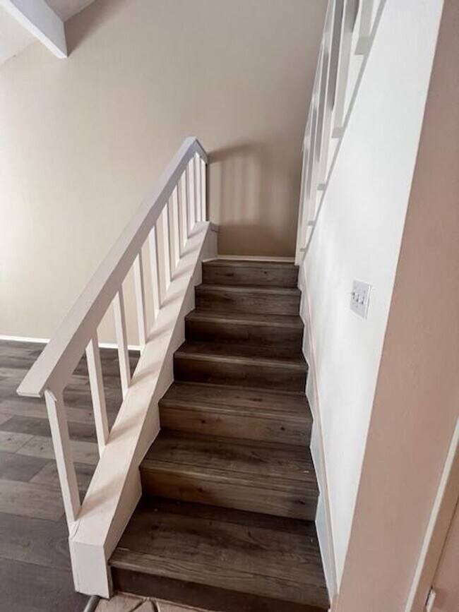 Building Photo - Northwest Condo / 2 bedrooms / 2 car garage / Backs beautiful Greenbelt