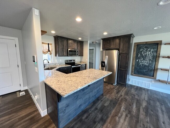 Building Photo - STUNNING 7-BEDROOM HOME IN PLEASANT GROVE