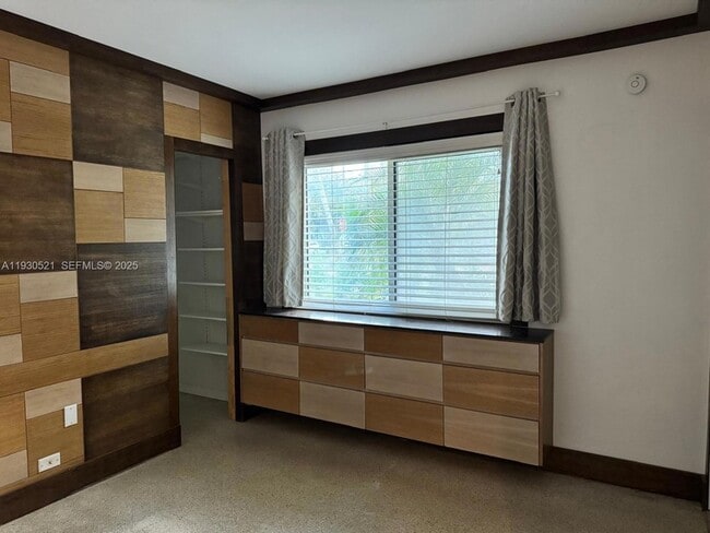 Building Photo - 985 NE 115th St