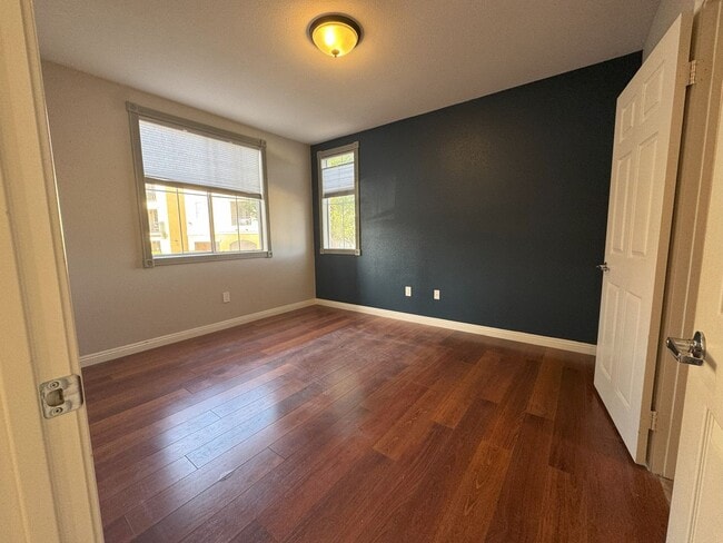 Building Photo - One bedroom one bathroom Carmel Point condo