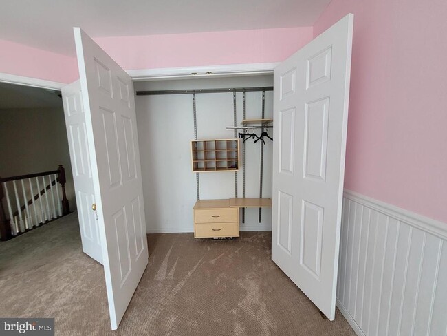 Building Photo - 10 Bridle Ct