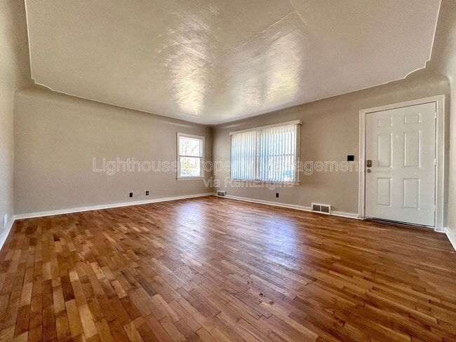 Building Photo - 527 Ferndale Ave NW