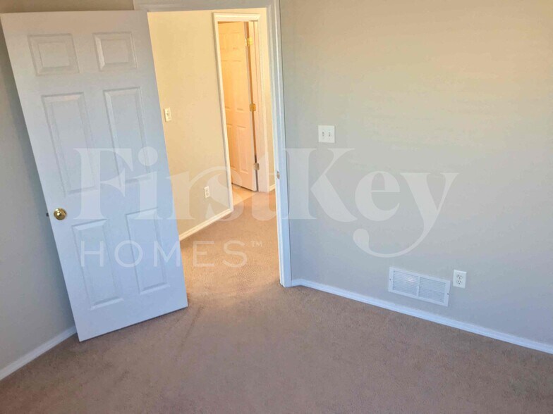 Building Photo - 2005 Briarridge Dr