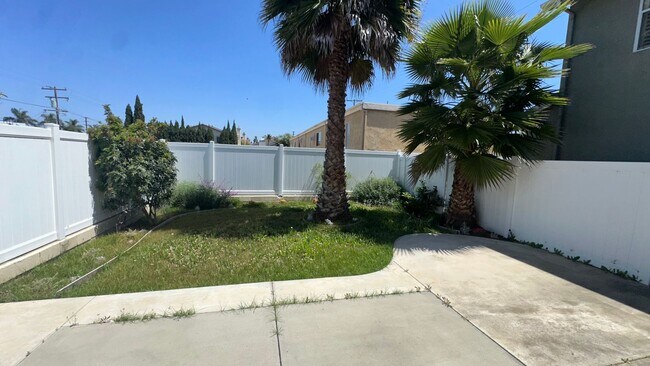 Building Photo - 3 bedroom East Side Costa Mesa Townhome