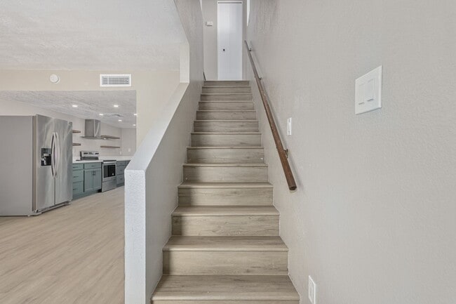 Building Photo - 736 S Farmer Ave