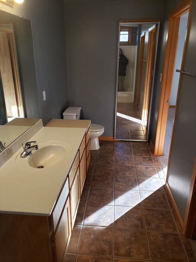 Front Upstairs bath other way - 4523 State Line Rd