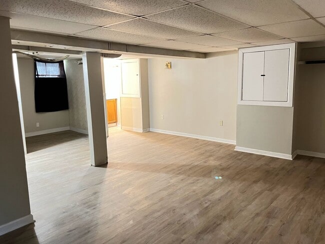Building Photo - Charming 2 bedroom home, garage parking!