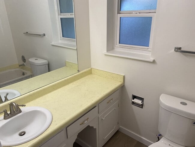 Building Photo - Lovely 2 Bedroom, 2 Bath Home