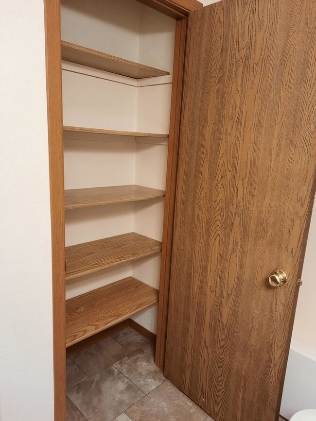 Building Photo - 2 BED | 2 BATH | TOWNHOME | SINGLE GARAGE ...
