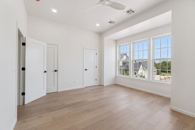 Building Photo - Minimalist Magic: 2-Bed Apartment Over Sel...