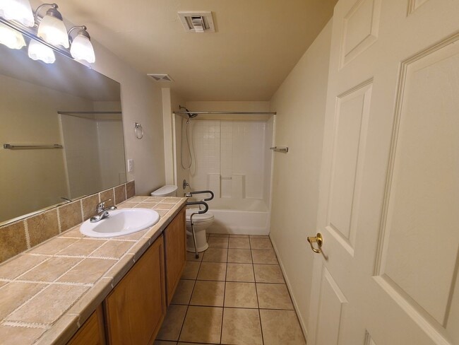 Building Photo - Beautiful 3 bedroom 2 bathroom with washer...