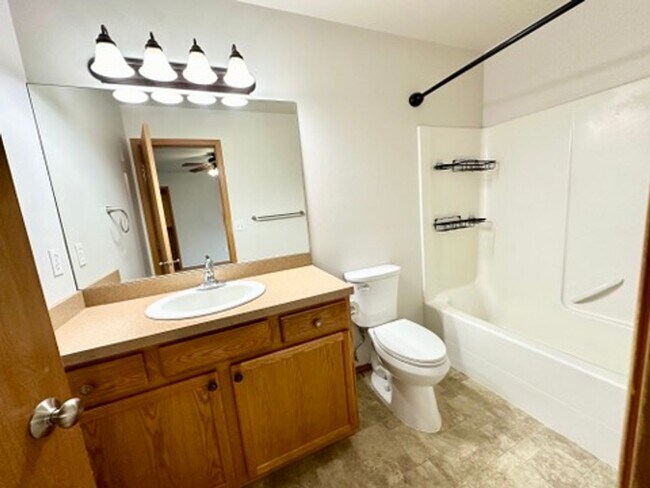 Building Photo - Charming 3 Bedroom Home