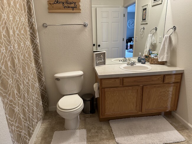 Secondary bathroom with laundry - 5225 White Willow Dr