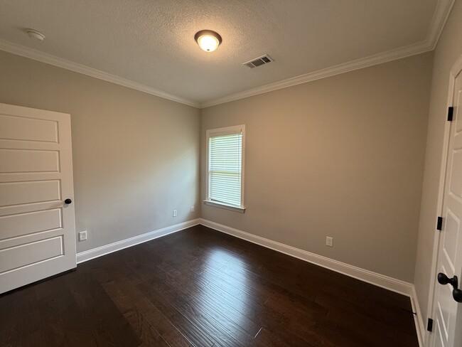 Building Photo - 233 Greenhill Dr