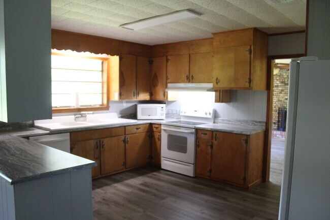 Building Photo - 185 Luther Davis Rd