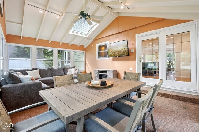 Building Photo - 521 Thornberry Dr