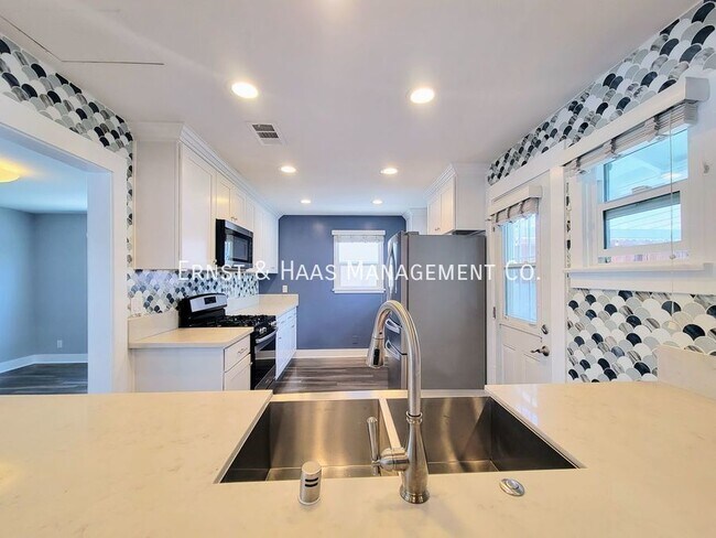 Building Photo - Historic 5-Bedroom, 4-Bath Home with Moder...