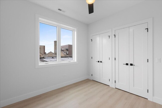 Building Photo - 904 W Dakin St