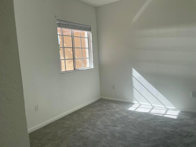 Building Photo - 5135 SE Mariner Garden Cir