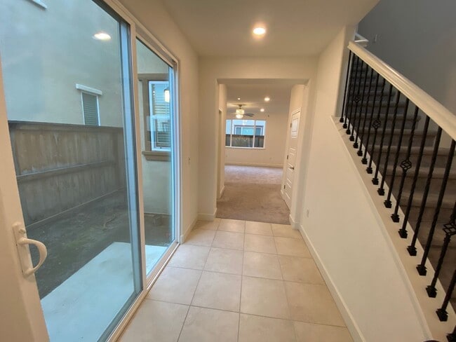 Building Photo - Gorgeous 3 bedroom 2.5 bath home in Northlake community