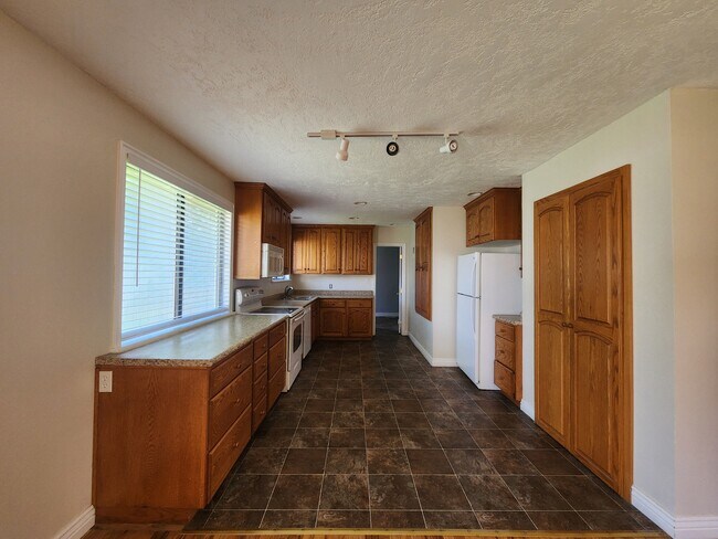 Building Photo - 938 E 25 S