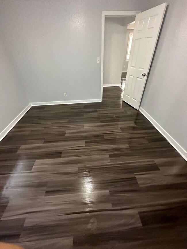 Building Photo - Fully Renovated 2/1 Single Family Available Now!