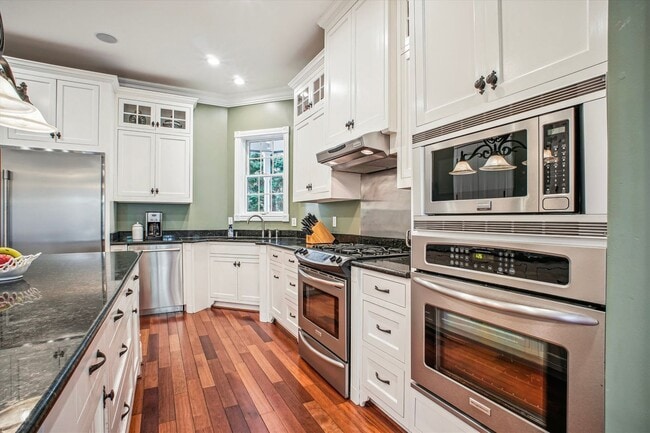 Building Photo - Stunning and Spacious Single Family Home S...