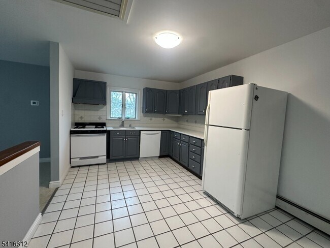 Building Photo - 18 Montrose Ave