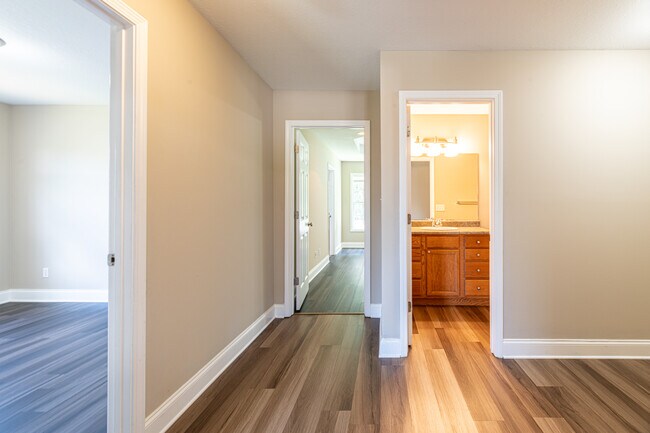 Building Photo - 637 Marston Ln