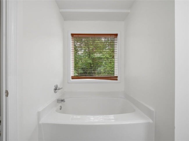 Building Photo - 166 Cove Hill