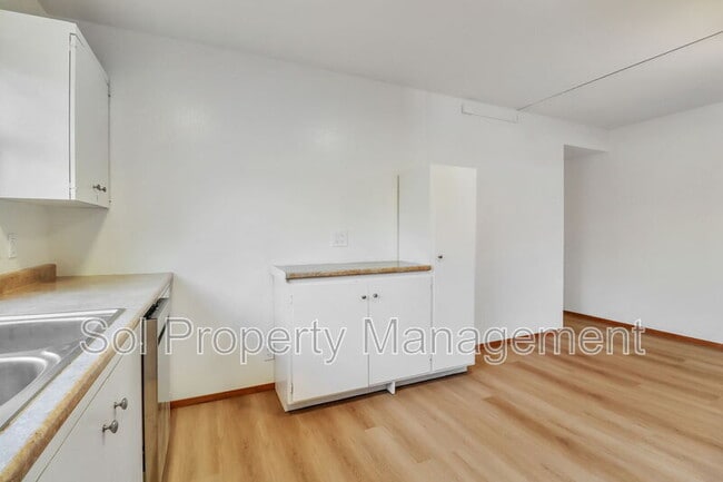 Building Photo - 5 Treanor St