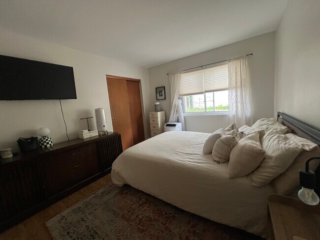 Building Photo - 481 Duane Terrace