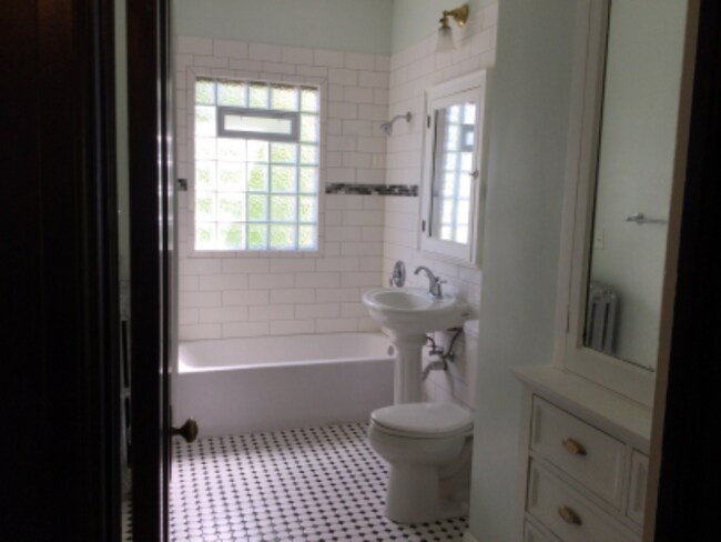 Building Photo - 117 W Wright St